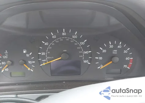 2001 Mercedes-Benz E 320 4M z USA, uszkodzony, nr VIN WDBJF82J31X058103